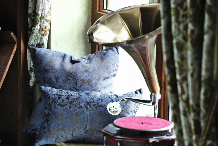 poduszki dekoracyjne kolor granat z miedzią.JPG