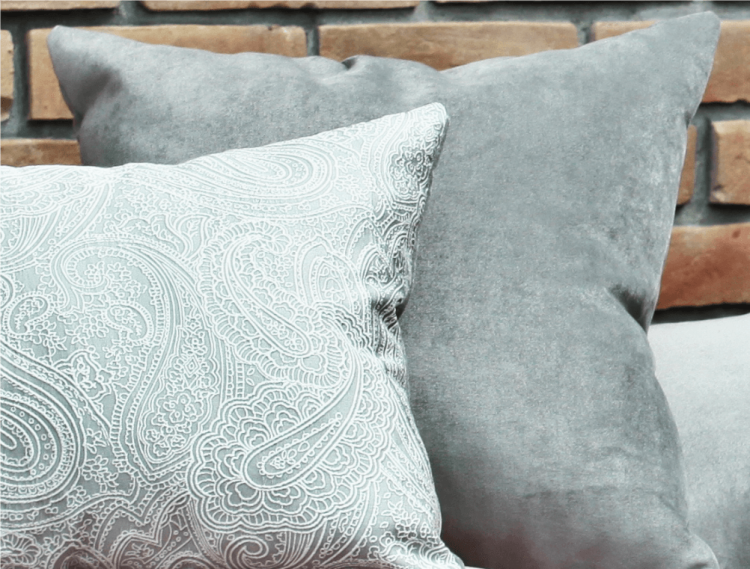 poduszka szara do salonu.png